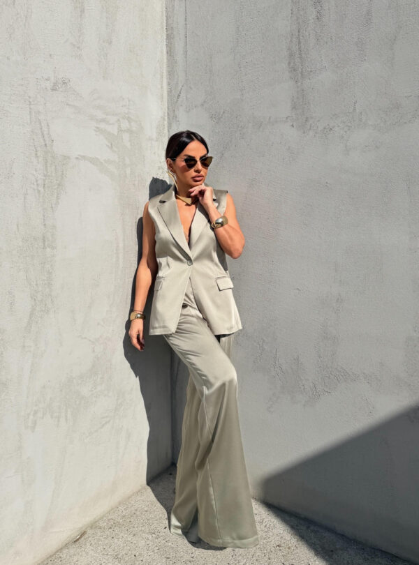 Sjajni elegantni komplet zvonastih pantalona visokog struka i dužeg prsluka svetlo zelene boje