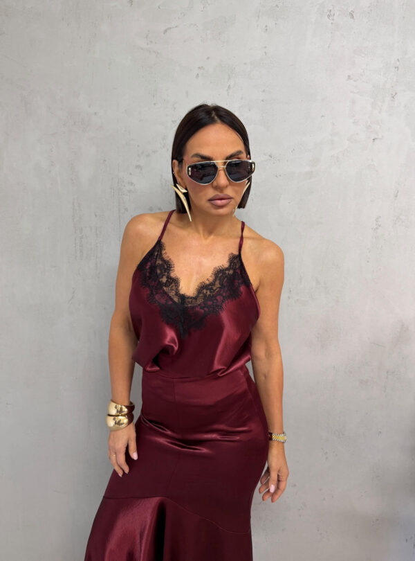 Svetlucavo bordo komplet maxi duge suknje sa bluzicom na bretele sa crnom čipkom