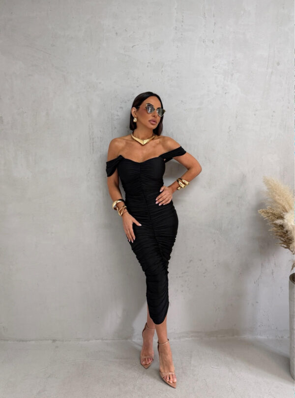 Midi crna elegantna haljina naboranog materijala sa srce dekolteom i debljim ležernim bretelama