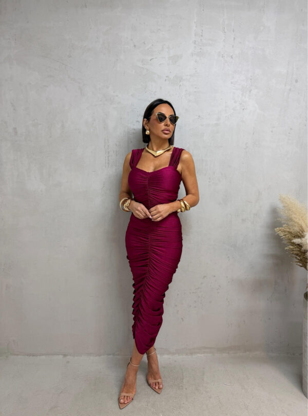 Midi bordo elegantna haljina naboranog materijala sa srce dekolteom i debljim ležernim bretelama
