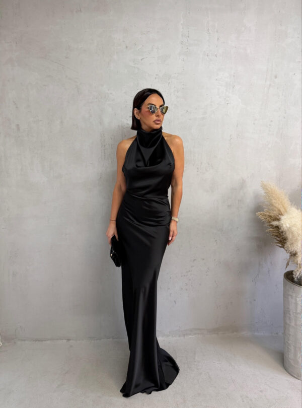 Duga crna satenska elegantna haljina otvorenih leđa i nabranog dekoltea