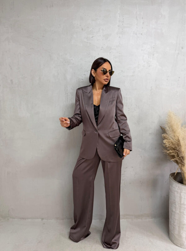Sjajno elegantno odelo braon svetlucavog materijala, zvonaste pantalone visokog struka i sako