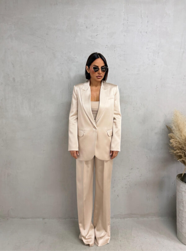 Sjajno elegantno odelo bež svetlucavog materijala, zvonaste pantalone visokog struka i sako