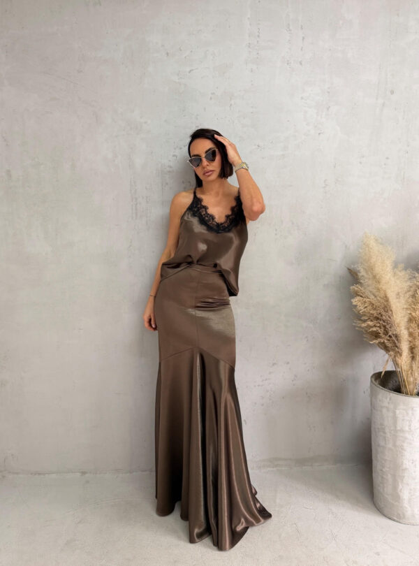 Svetlucavo braon komplet maxi duge suknje sa bluzicom na bretele sa crnom čipkom