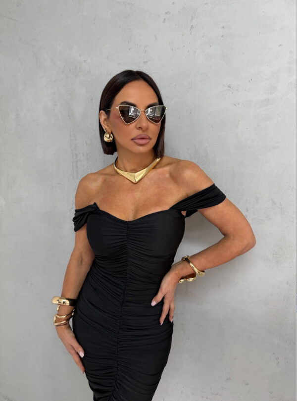 Midi crna elegantna haljina naboranog materijala sa srce dekolteom i debljim ležernim bretelama