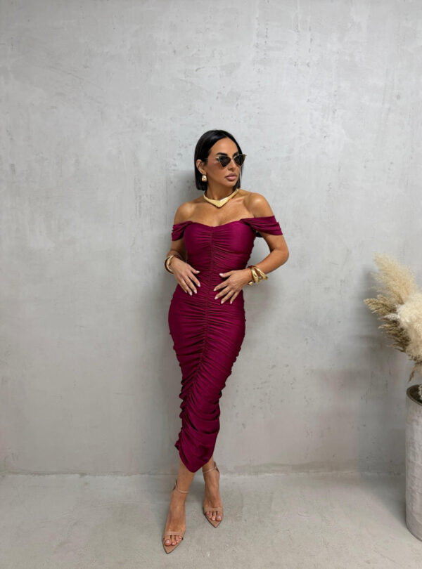 Midi bordo elegantna haljina naboranog materijala sa srce dekolteom i debljim ležernim bretelama