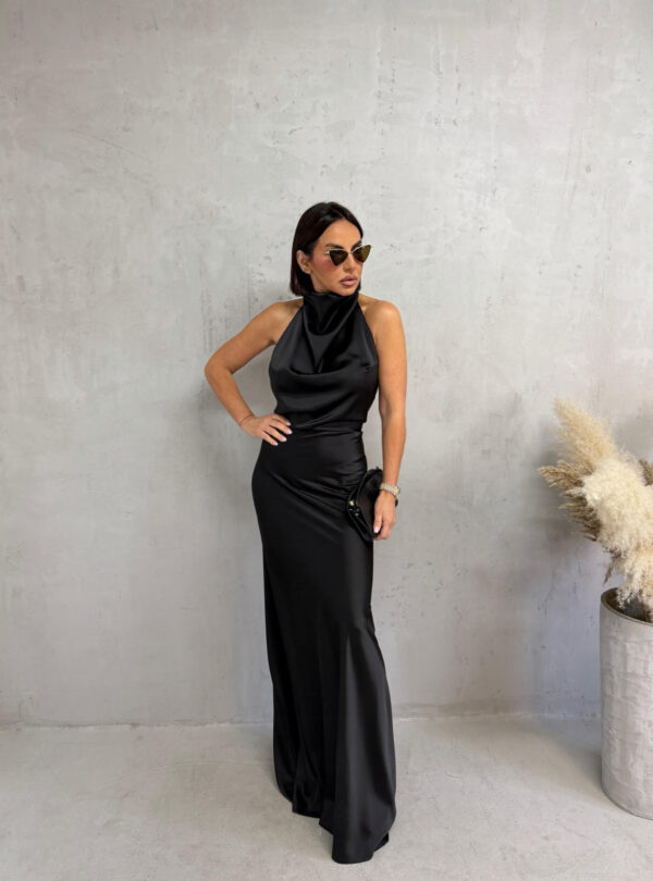 Duga crna satenska elegantna haljina otvorenih leđa i nabranog dekoltea