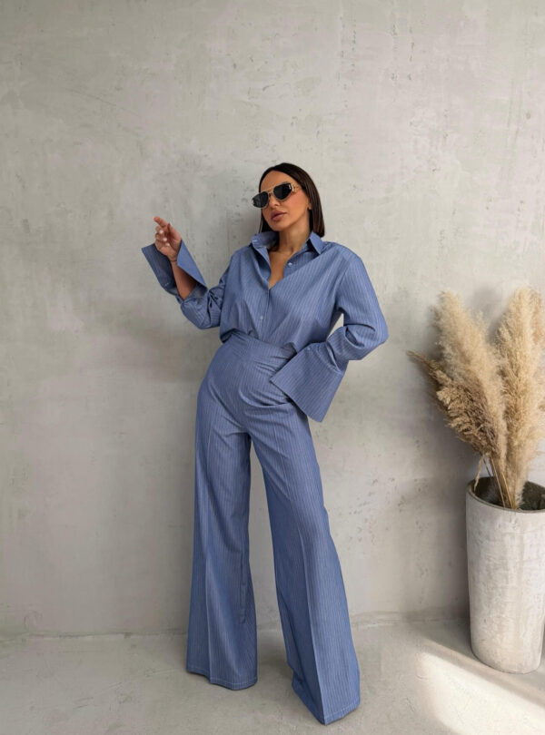 Basic prugasta plava košulja sa diskretnim belim prugama, visokih manžetni i plave prugaste zvonaste pantalone visokog struka sa belim prugama
