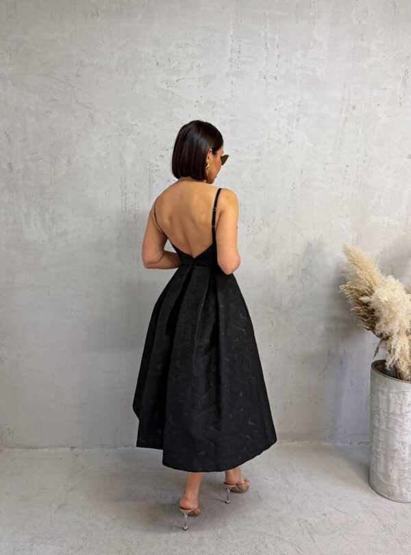 Midi elegantna crna cvetna haljina na bretele A kroja sa džepovima