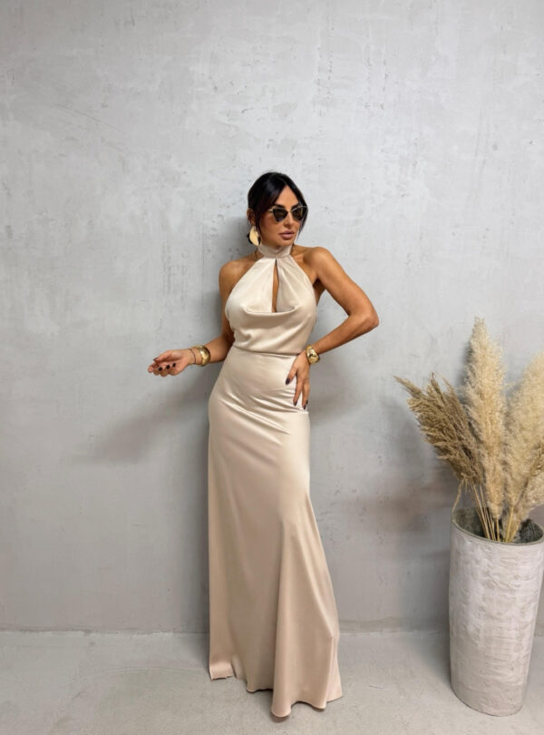 Duga bež elegantna satenska haljina otvorenih leđa sa rolka kragnom