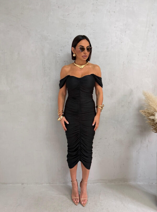 Midi crna elegantna haljina naboranog materijala sa srce dekolteom i debljim ležernim bretelama