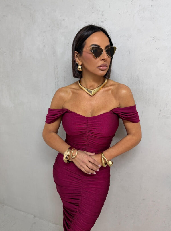 Midi bordo elegantna haljina naboranog materijala sa srce dekolteom i debljim ležernim bretelama