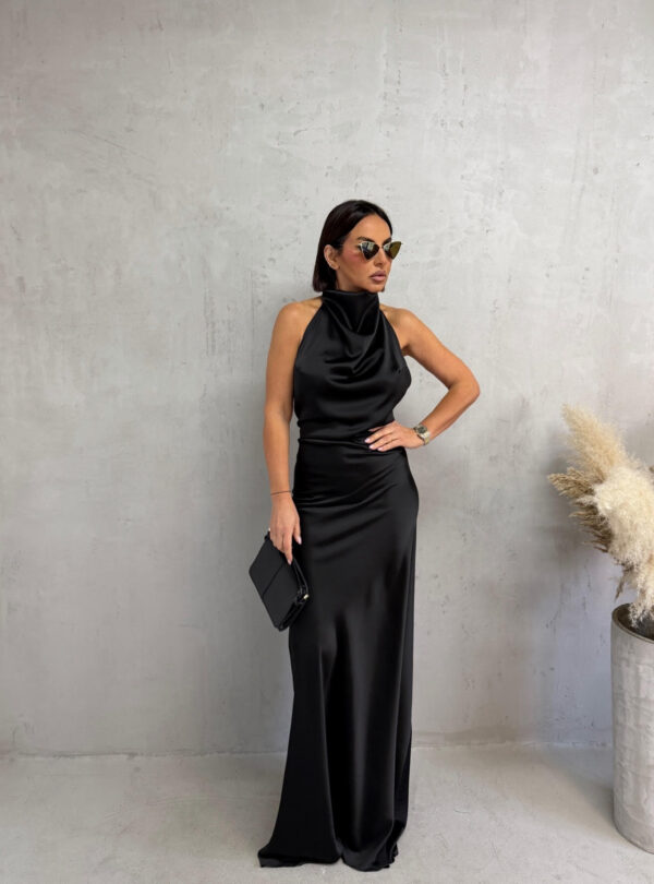 Duga crna satenska elegantna haljina otvorenih leđa i nabranog dekoltea