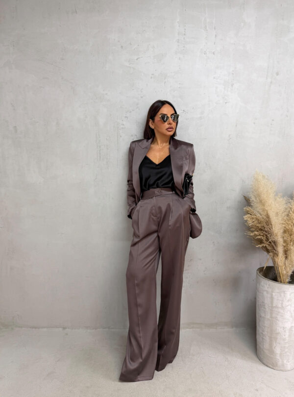 Sjajno elegantno odelo braon svetlucavog materijala, zvonaste pantalone visokog struka i sako