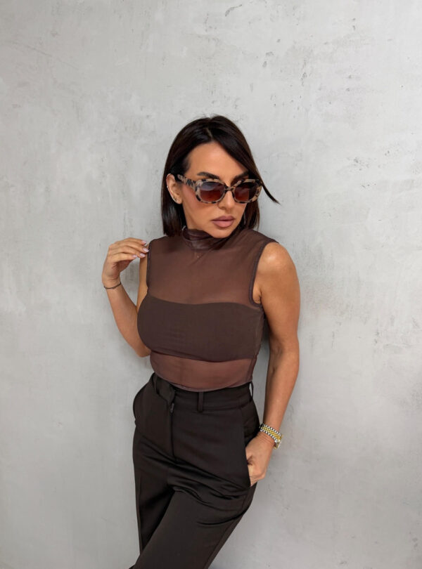 Braon polu-transparentna rolka bez rukava sa topom