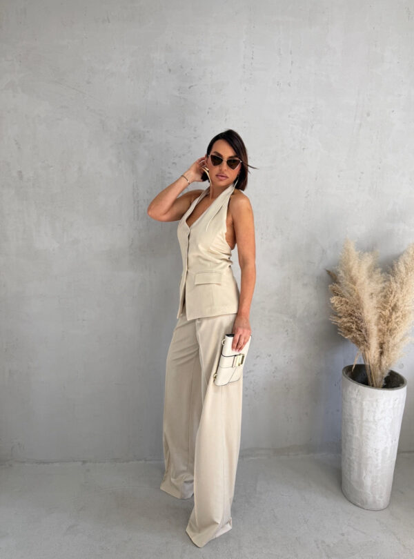 Bež komplet zvonastih pantalona visokog struka i dužeg prsluka