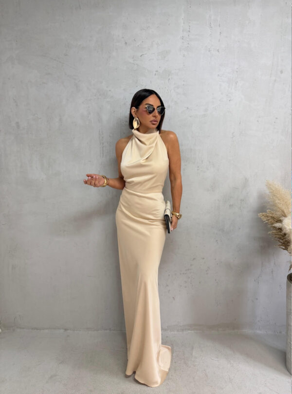 Duga bež satenska elegantna haljina otvorenih leđa i nabranog dekoltea