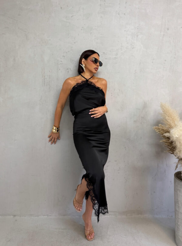 Crna midi satenska asimetrična suknja ispod kolena sa čipkom