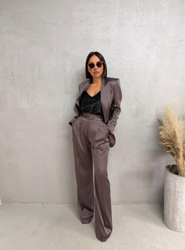 Sjajno elegantno odelo braon svetlucavog materijala, zvonaste pantalone visokog struka i sako