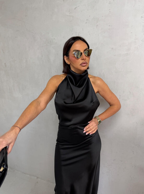 Duga crna satenska elegantna haljina otvorenih leđa i nabranog dekoltea