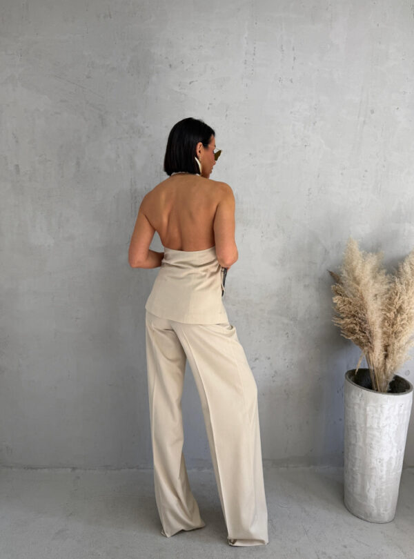 Bež komplet zvonastih pantalona visokog struka i dužeg prsluka