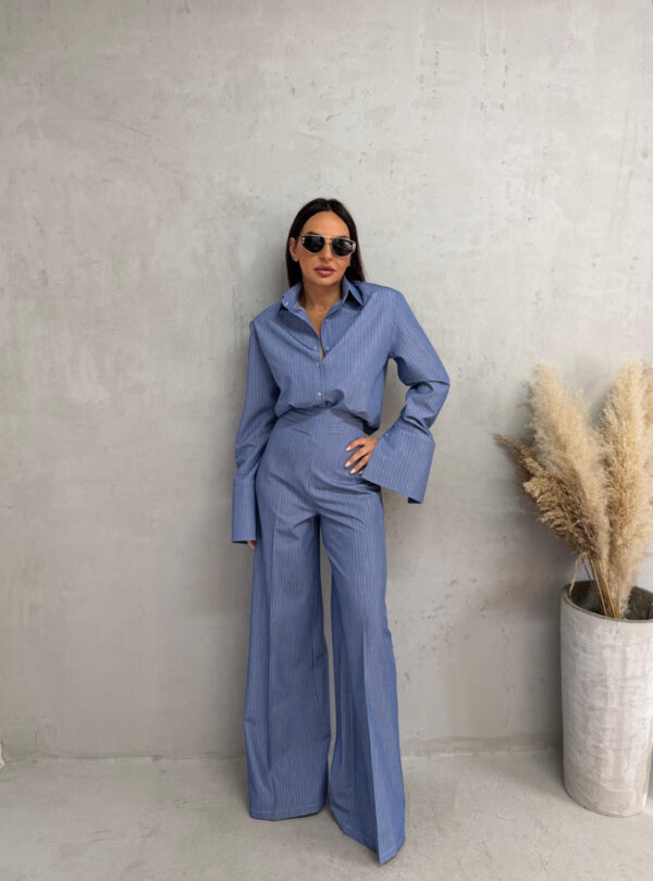 Basic prugasta plava košulja sa diskretnim belim prugama, visokih manžetni i plave prugaste zvonaste pantalone visokog struka sa belim prugama