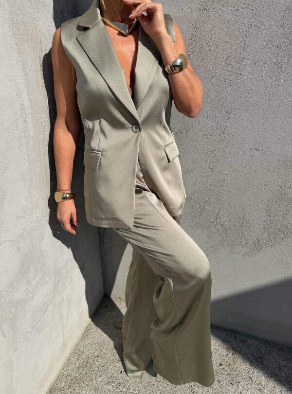 Sjajni elegantni komplet zvonastih pantalona visokog struka i dužeg prsluka svetlo zelene boje