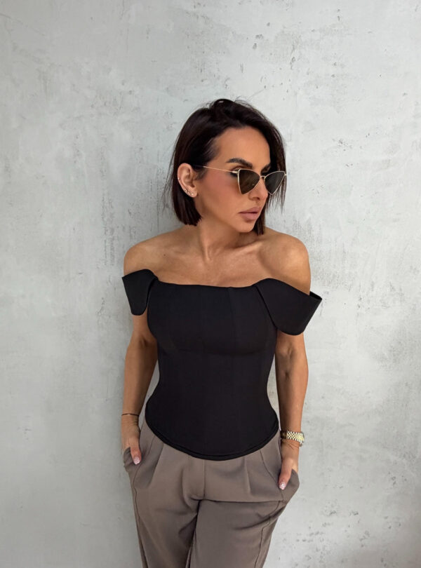 Crni korset ravnog dekoltea sa spuštenim bretelama