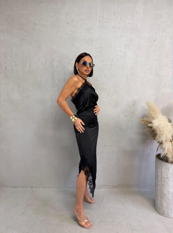 Crna midi satenska asimetrična suknja ispod kolena sa čipkom