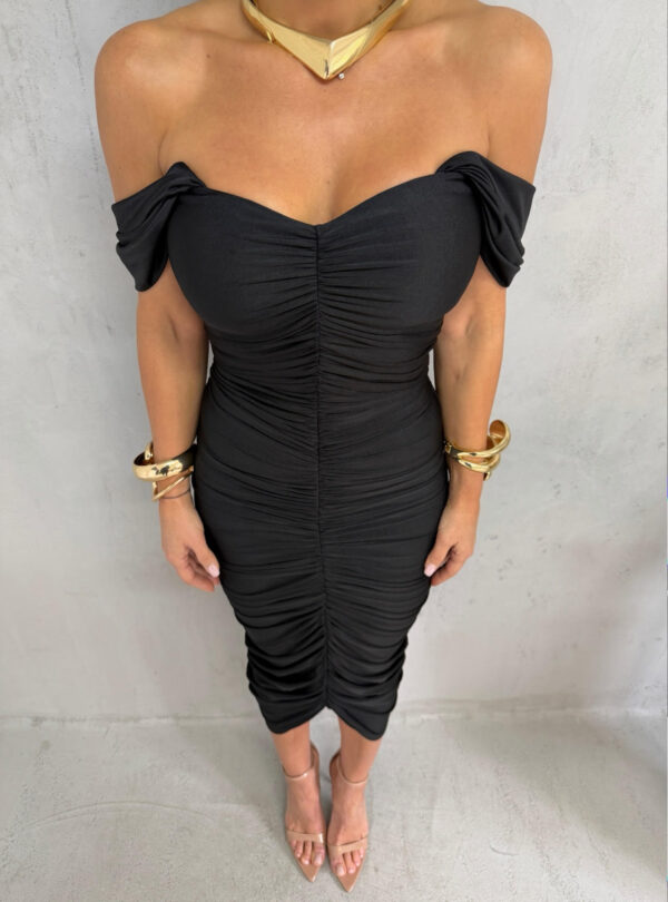 Midi crna elegantna haljina naboranog materijala sa srce dekolteom i debljim ležernim bretelama