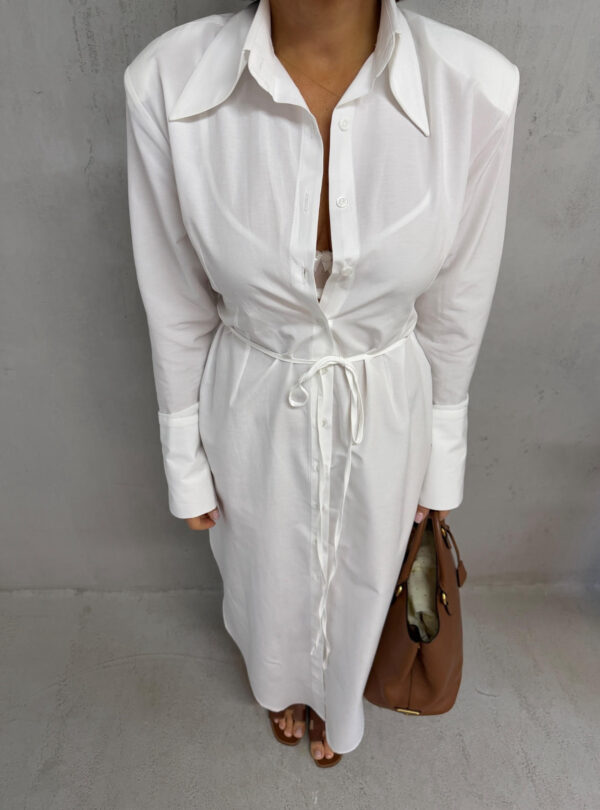 Duga bela košulja haljina sa pojasom na vezivanje i visokim manžetnama