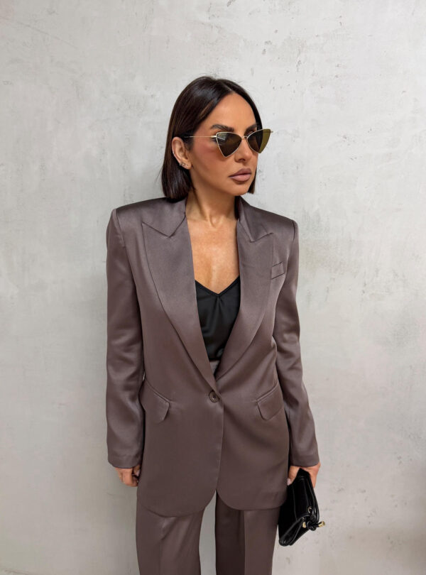 Sjajno elegantno odelo braon svetlucavog materijala, zvonaste pantalone visokog struka i sako