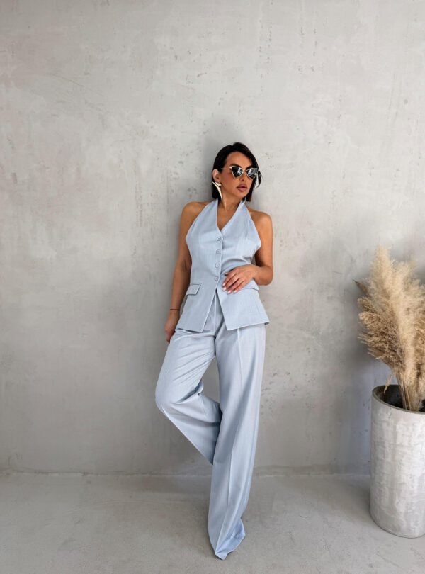 Svetlo plavi komplet zvonastih pantalona visokog struka i dužeg prsluka