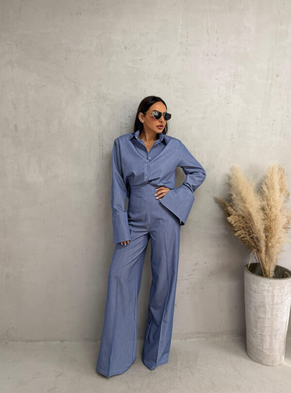 Basic prugasta plava košulja sa diskretnim belim prugama, visokih manžetni i plave prugaste zvonaste pantalone visokog struka sa belim prugama