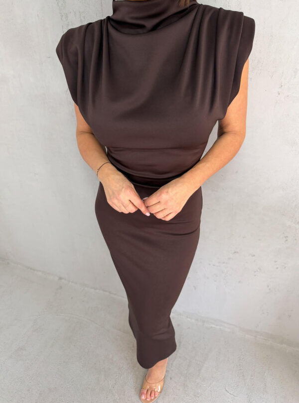 Midi tamno braon uska haljina sa naglašenim ramenima