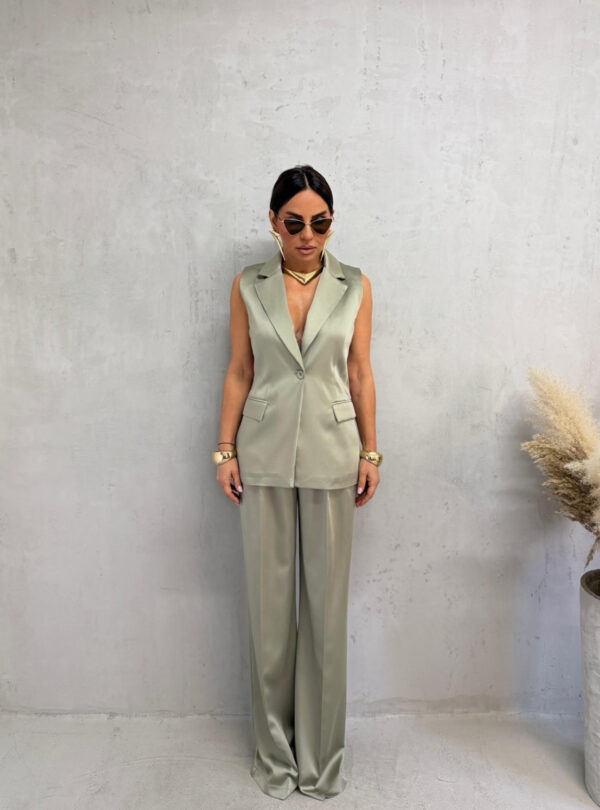 Sjajni elegantni komplet zvonastih pantalona visokog struka i dužeg prsluka svetlo zelene boje