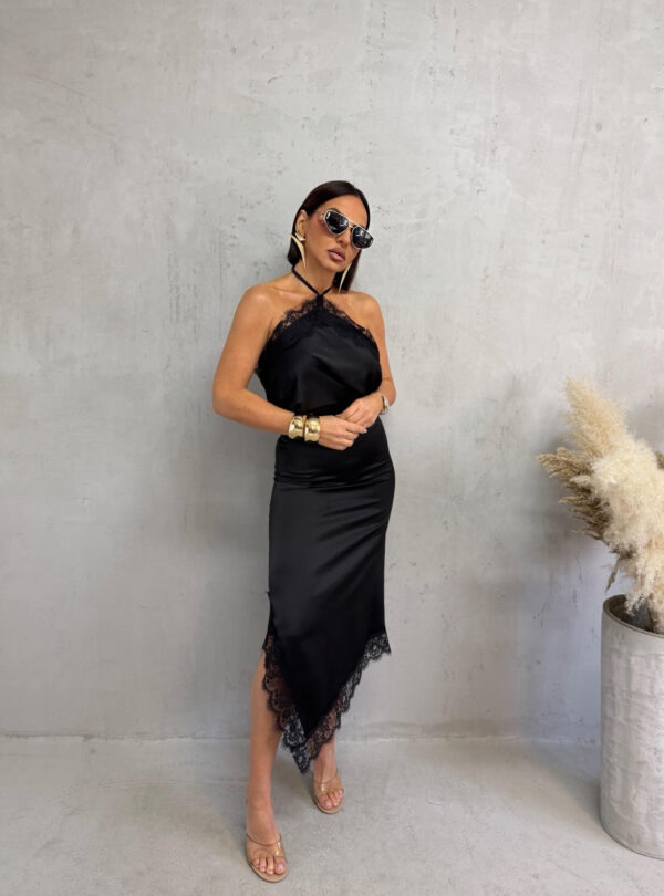 Crna midi satenska asimetrična suknja ispod kolena sa čipkom