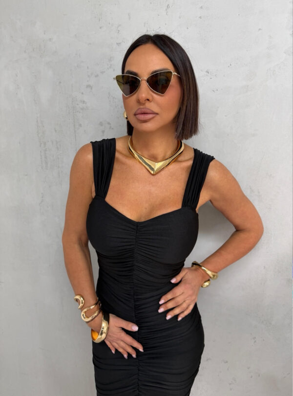 Midi crna elegantna haljina naboranog materijala sa srce dekolteom i debljim ležernim bretelama