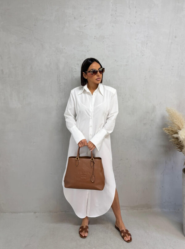 Duga bela košulja haljina sa pojasom na vezivanje i visokim manžetnama