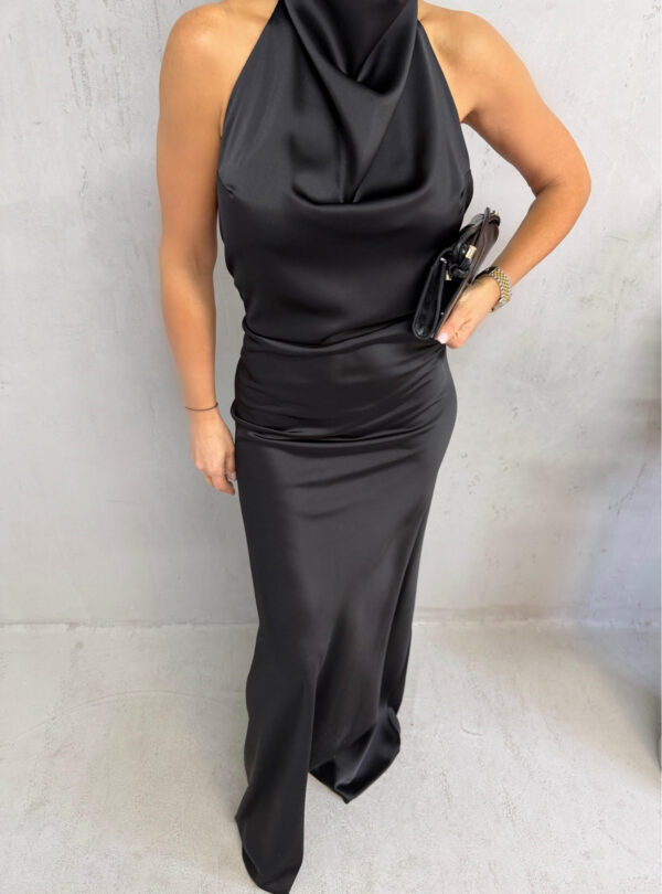 Duga crna satenska elegantna haljina otvorenih leđa i nabranog dekoltea