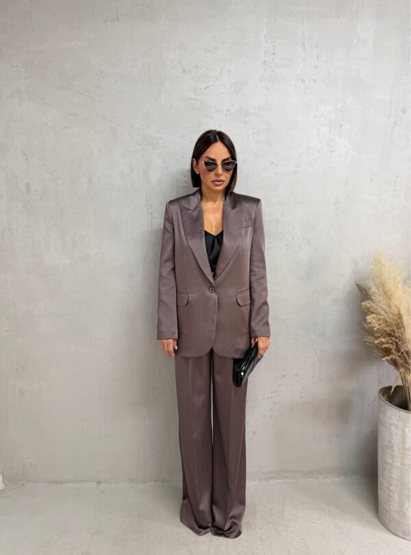 Sjajno elegantno odelo braon svetlucavog materijala, zvonaste pantalone visokog struka i sako