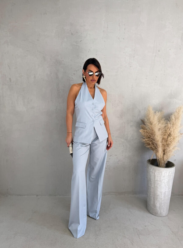 Svetlo plavi komplet zvonastih pantalona visokog struka i dužeg prsluka