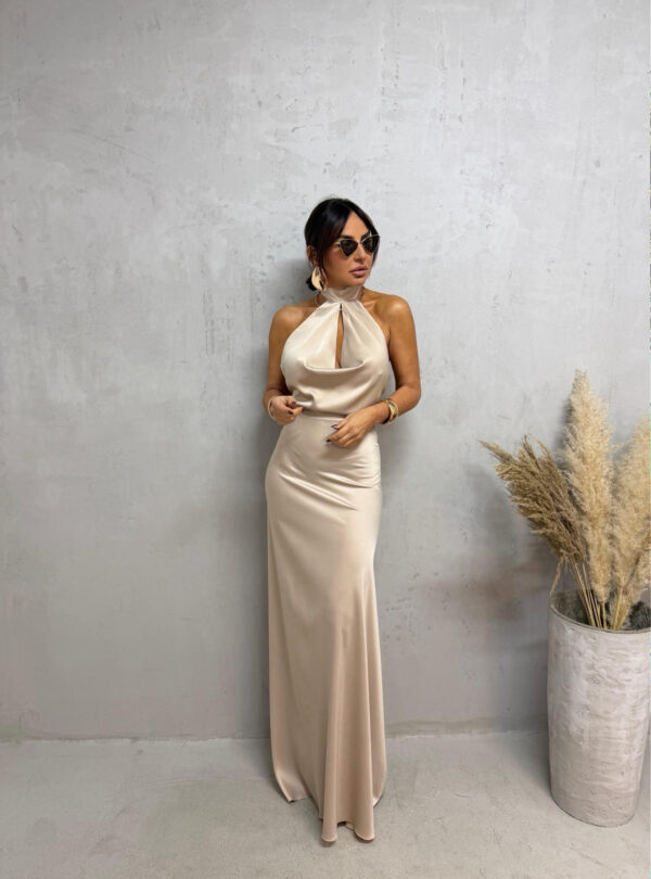 Duga bež elegantna satenska haljina otvorenih leđa sa rolka kragnom