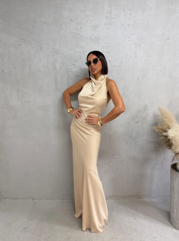Duga bež satenska elegantna haljina otvorenih leđa i nabranog dekoltea
