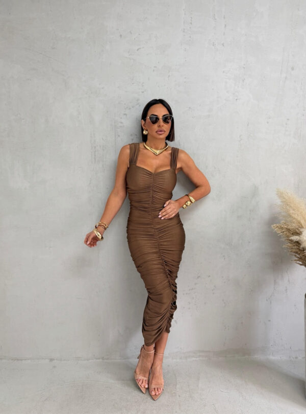 Midi lešnik braon elegantna haljina naboranog materijala sa srce dekolteom i debljim ležernim bretelama