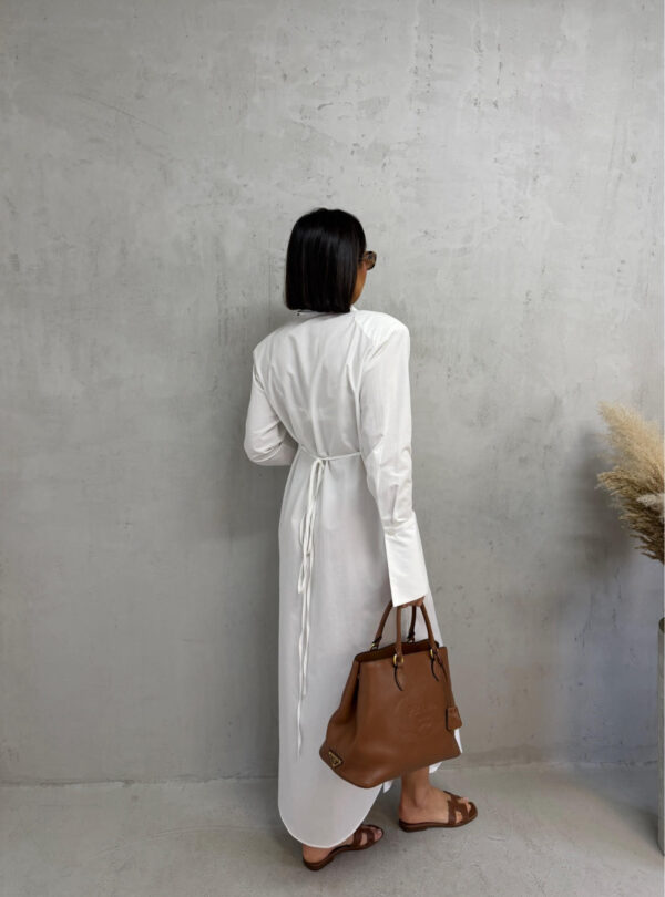 Duga bela košulja haljina sa pojasom na vezivanje i visokim manžetnama