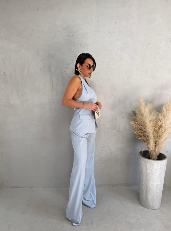 Svetlo plavi komplet zvonastih pantalona visokog struka i dužeg prsluka