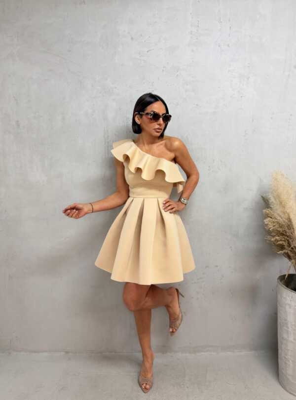 Mini elegantna asimetrična bež haljina A kroja sa karnerom preko grudi od čvrste skube