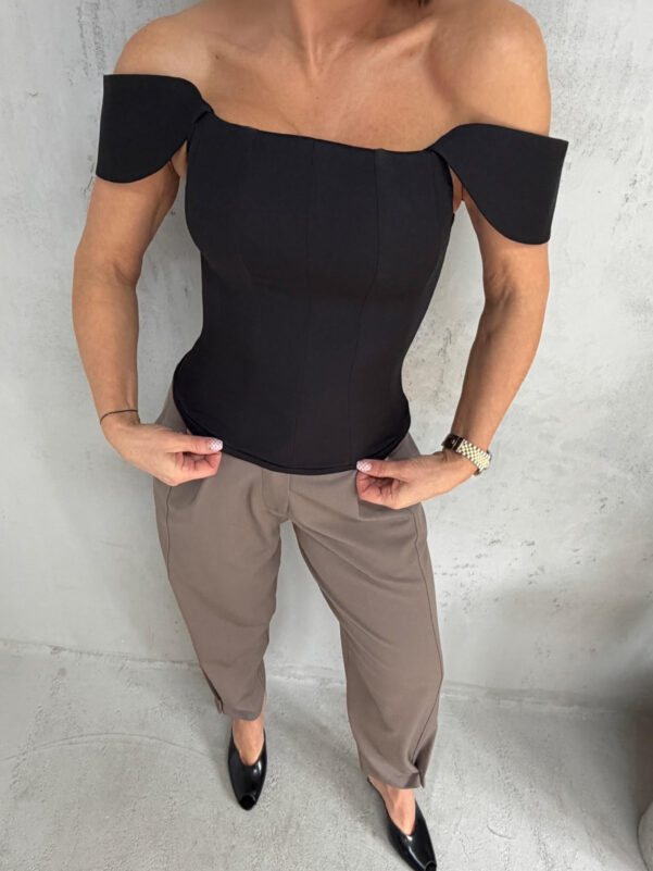 Crni korset ravnog dekoltea sa spuštenim bretelama