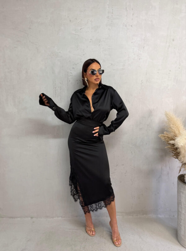 Crna midi satenska asimetrična suknja ispod kolena sa čipkom